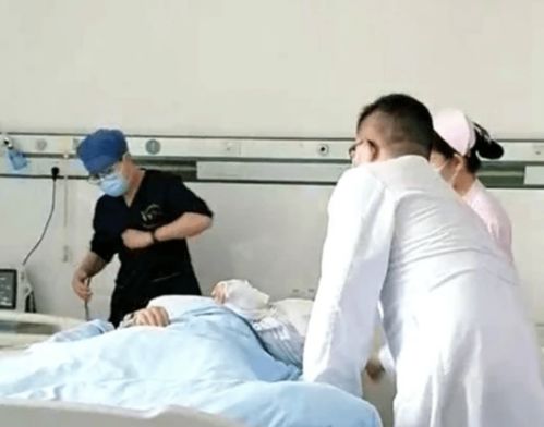 63岁女老太砍伤口腔科主任医师脖子 有人大喊 医生被砍了